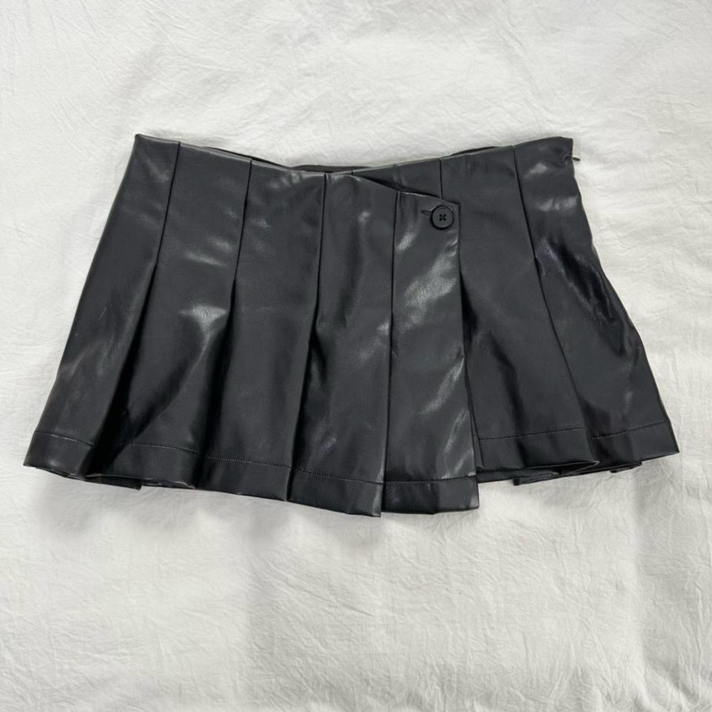 Low Rise Faux Leather Pleated Mini Skirt - Picture 8 of 8
